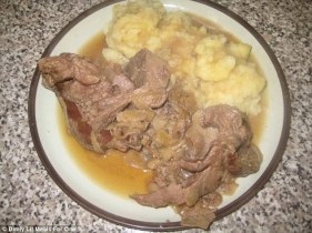 2CAC7FDA00000578-3246441-Potatoes_with_unidentifiable_meat_The_unappetising_meal_is_then_-a-44_1443080752125